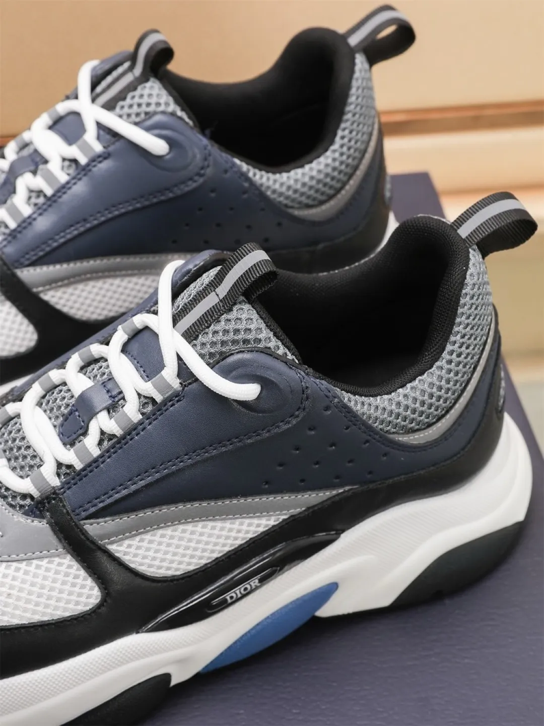 Men's shoes 💰P460💰【Dior】Dior✨ is online at the same time👏 This casual sneaker is a new product in the series and continues Di*r's classic style. The upper is made of original mesh and cow leather, with a two-color textured outsole, and the brand's iconic details on the rear collar and heel to enhance the style. Fashionable and versatile. Wear it with jeans or slacks for a casual look. Size: 38-44 (45 customized)